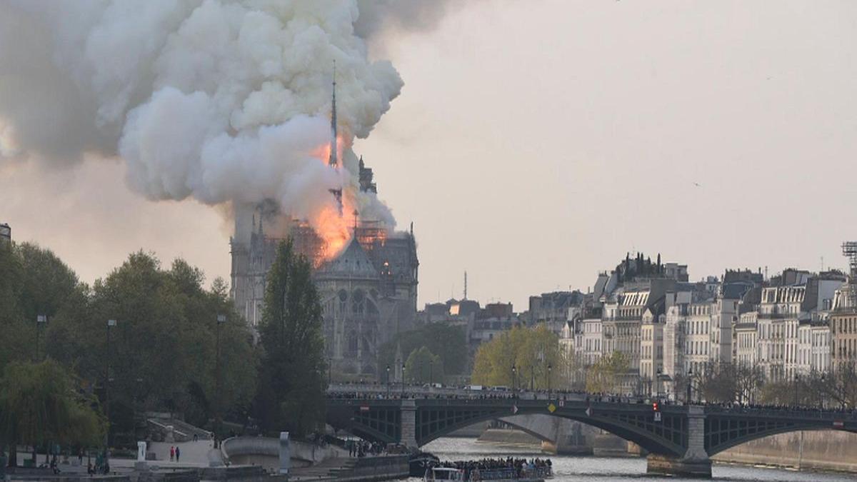 incendiul de la notre dame un ofiter de politie spune ce a provocat incendiul