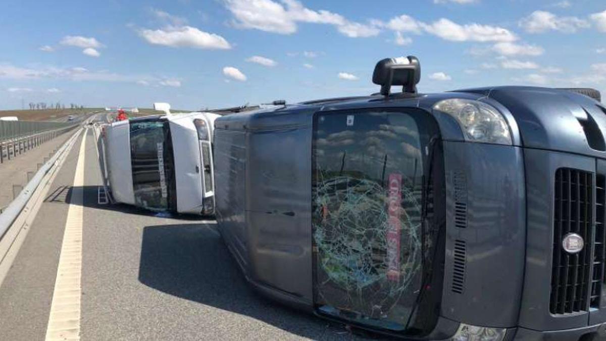 microbuz rasturnat pe autostrada dupa explozia unui cauciuc