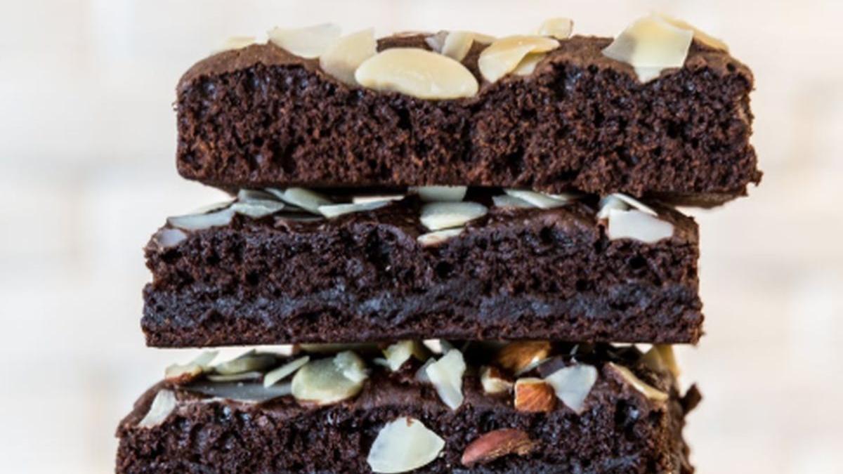 o colega le a adus la scoala o prajitura apetisanta facuta de ea inainte de ore au mancat toti cu