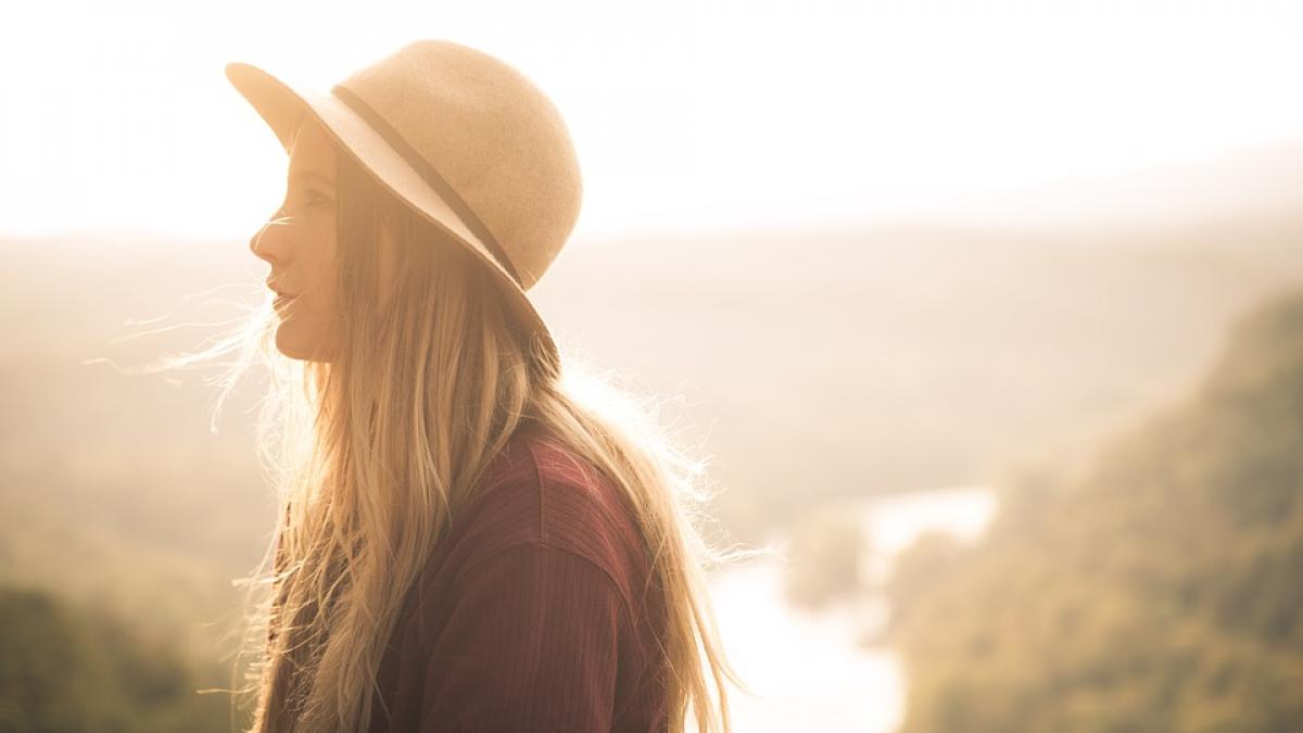 se afla pe o strada cand un barbat s a apropiat de ea si i a taiat hainele cu o foarfeca este