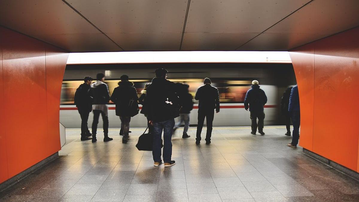 surpriza in aceasta dimineata la metrou cum a aparut un barbat printre calatori te rog sa cobori