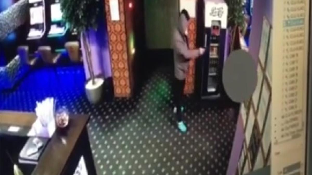 talharie armata in cluj momentul in care doi barbati inarmati jefuiesc o sala de jocuri video