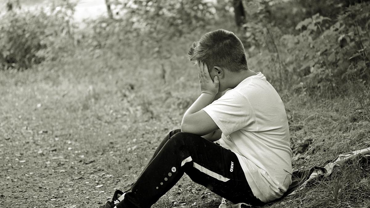 toti colegii de clasa isi bateau joc de el intr o zi nu a mai suportat si a rugat o pe mama lui sa