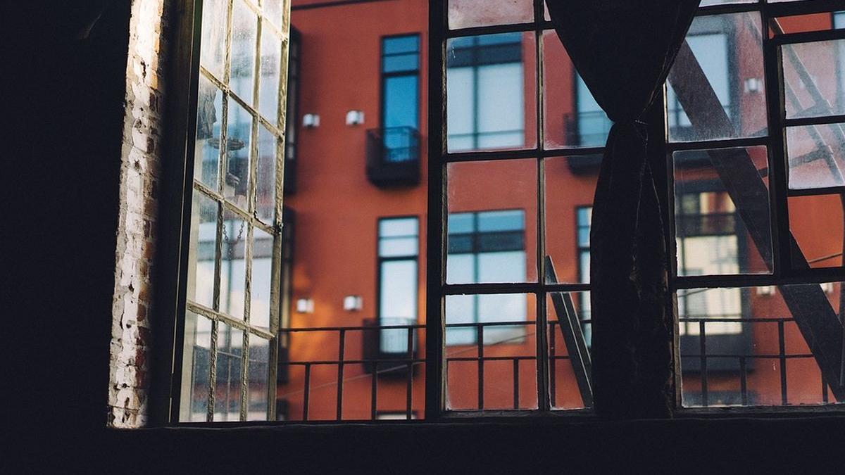 era in locuinta sa cand ceva i s a parut suspect a iesit pe balcon si a avut un adevarat soc video