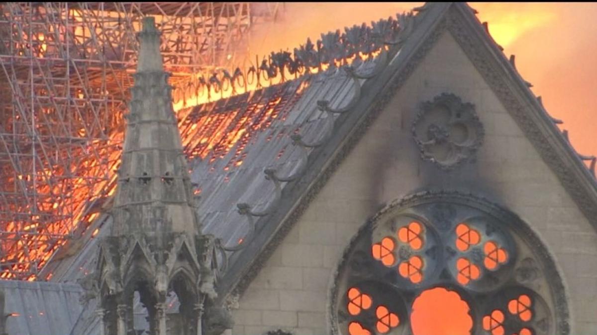 pompierii care au luptat cu focul la notre dame decorati de emmanuel macron