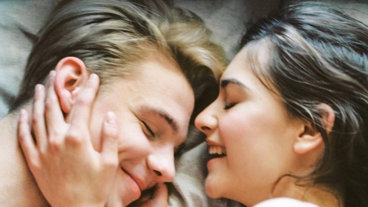 eram pe canapea cand a inceput sa ma sarute pe gat si sa ma atinga brusc s a intamplat ceva cu