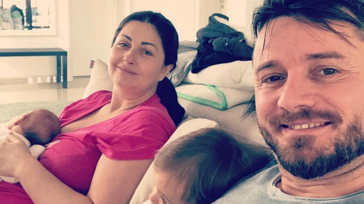 este o zi speciala in familia gabrielei cristea si a lui tavi clonda fiicele lor sunt sarbatorite