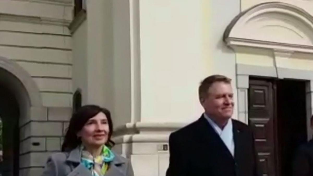 klaus iohannis impreuna cu sotia la slujba de paste cum a fost surprins presedintele video
