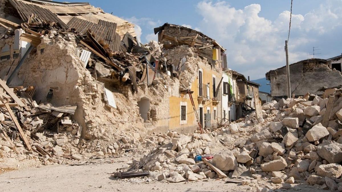 cel putin cinci oameni si au pierdut viata intr un cutremur violent in filipine mai multe cladiri s