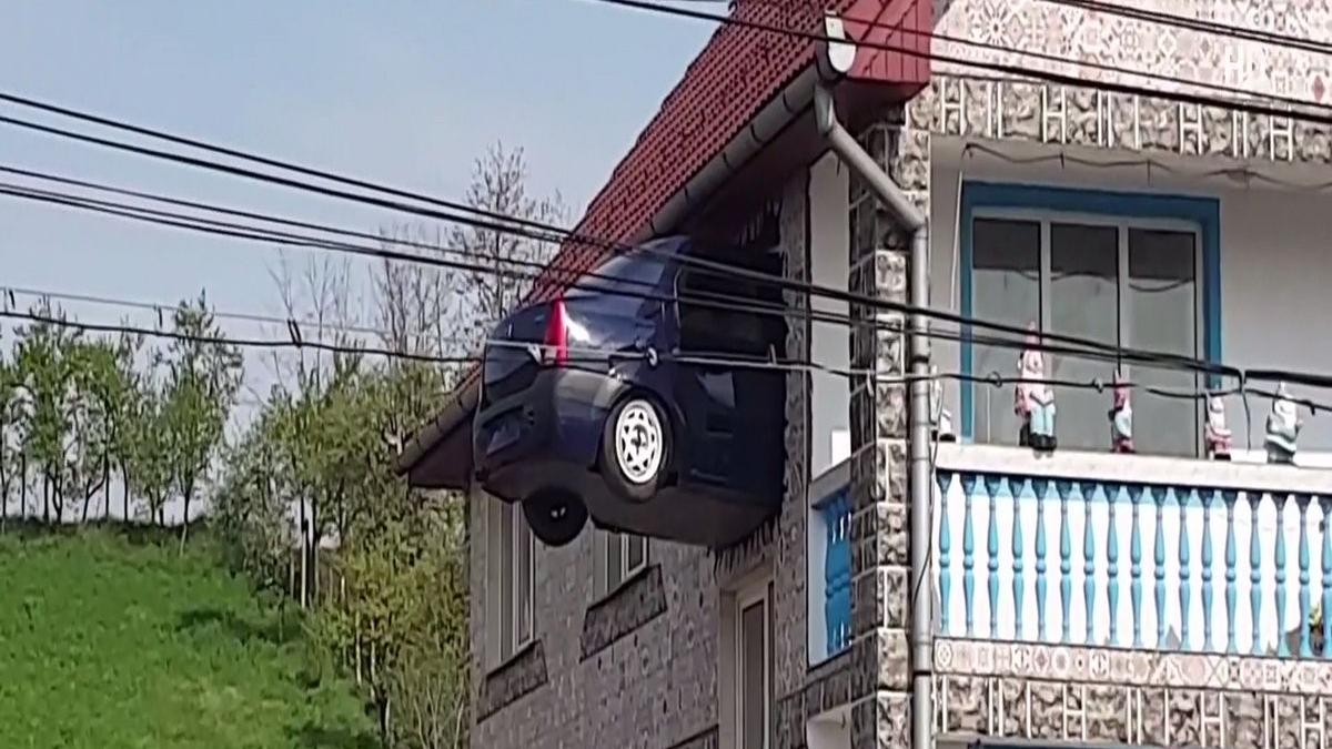 imaginatia romanului nu are limite un barbat a zidit o masina in peretele casei