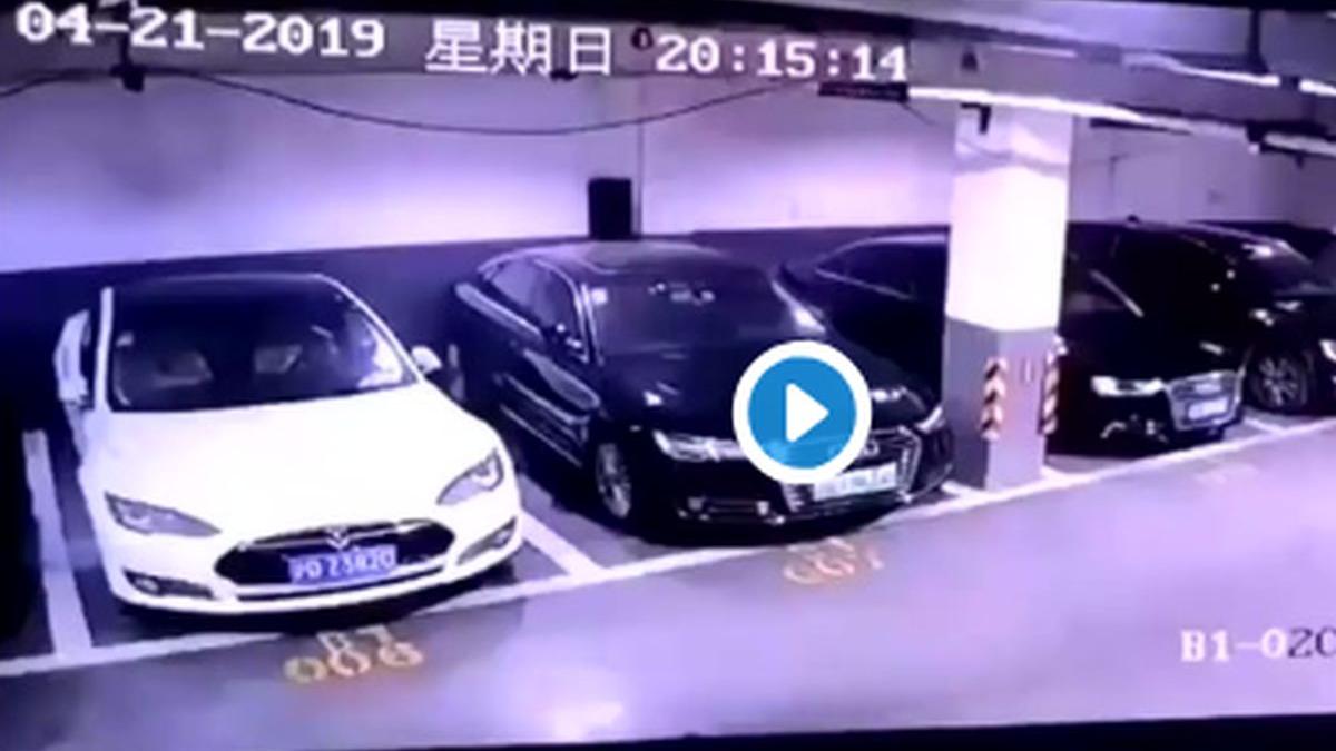 momentul in care o masina tesla explodeaza brusc intr o parcare video