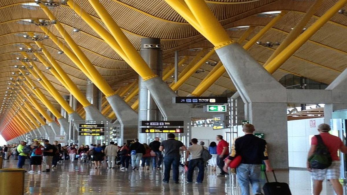 ce a patit romanul care a vrut sa salveze o femeie pe aeroport i a pus cutitul la gat