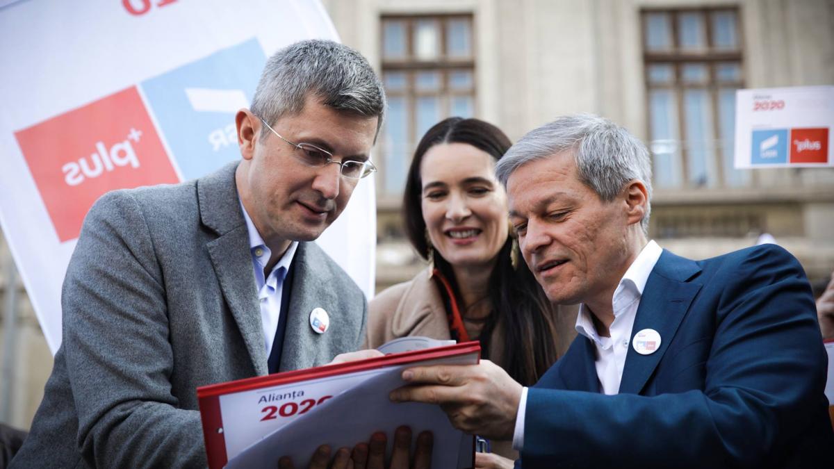 usr foloseste fotografii din lituania pentru a ilustra scolile cu toaleta in curte din romania