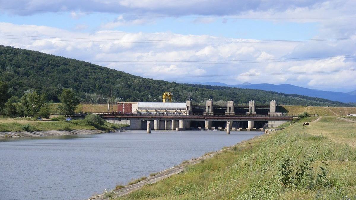i a abandonat pe malul raului gestul crud facut de un barbat din gorj a fost surprins de un cetatean