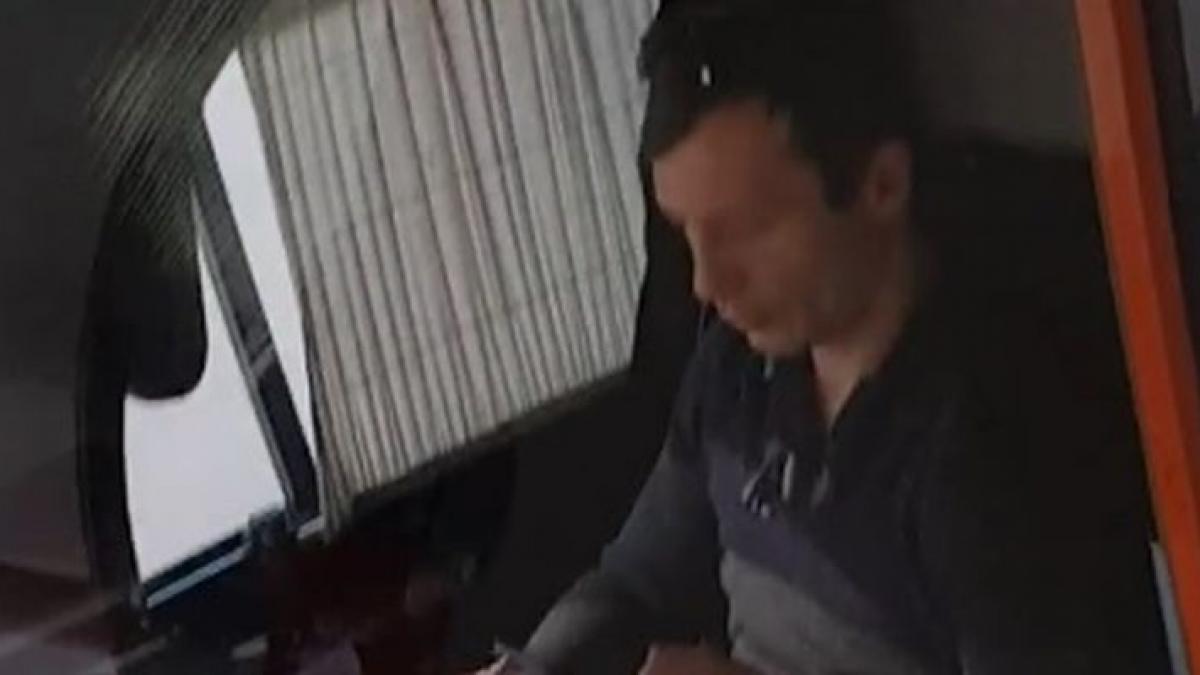 mihai era in tramvaiul 91 din bucuresti cand a vazut ca soferul facea ceva bizar avea ambele maini