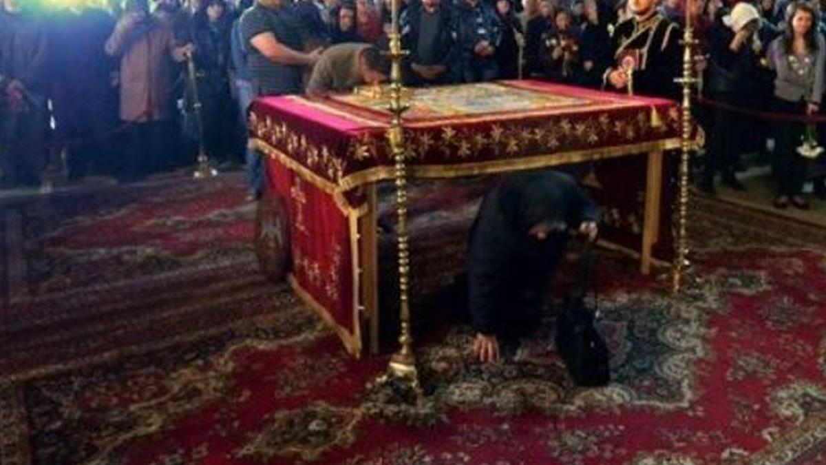 de ce se trece pe sub masa in vinerea mare sigur nu stiai asta