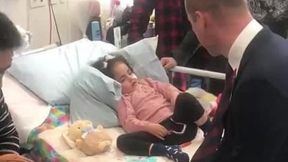 gestul impresionant al printului william a mers sa viziteze o fetita de cinci ani abia trezita din