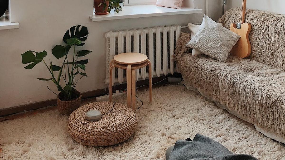 a auzit un sunet la etaj si s a dus sa vada despre ce e vorba initial a crezut ca era pisica dar