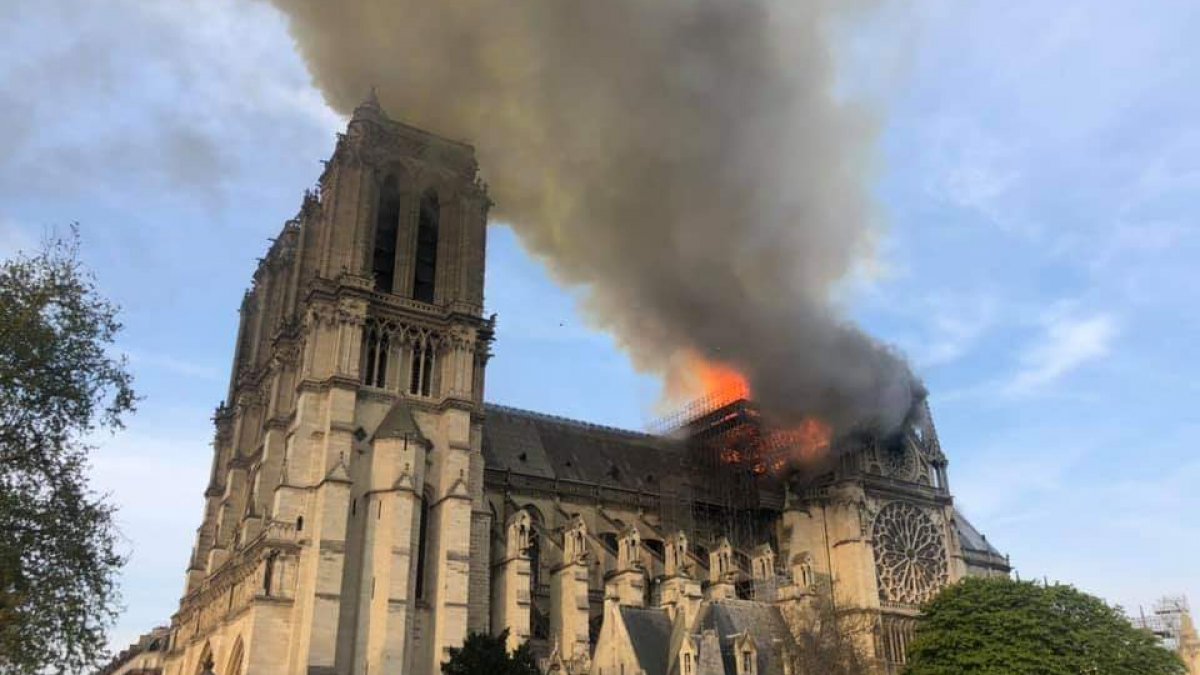 the Internet Blind faith Materialism A fost foarte tristă când a ars Catedrala Notre Dame și a făcut un gest  absolut impresionant. Are doar nouă ani și este un adevărat exemplu. Toată  lumea vorbește despre ea