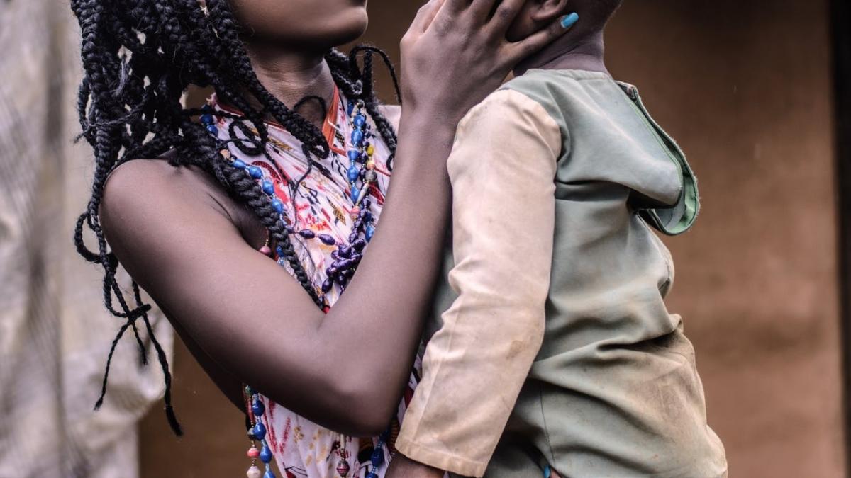 ea e femeia cu cei mai multi copii pe care ii creste singura la cei 39 de ani ai sai are nu mai