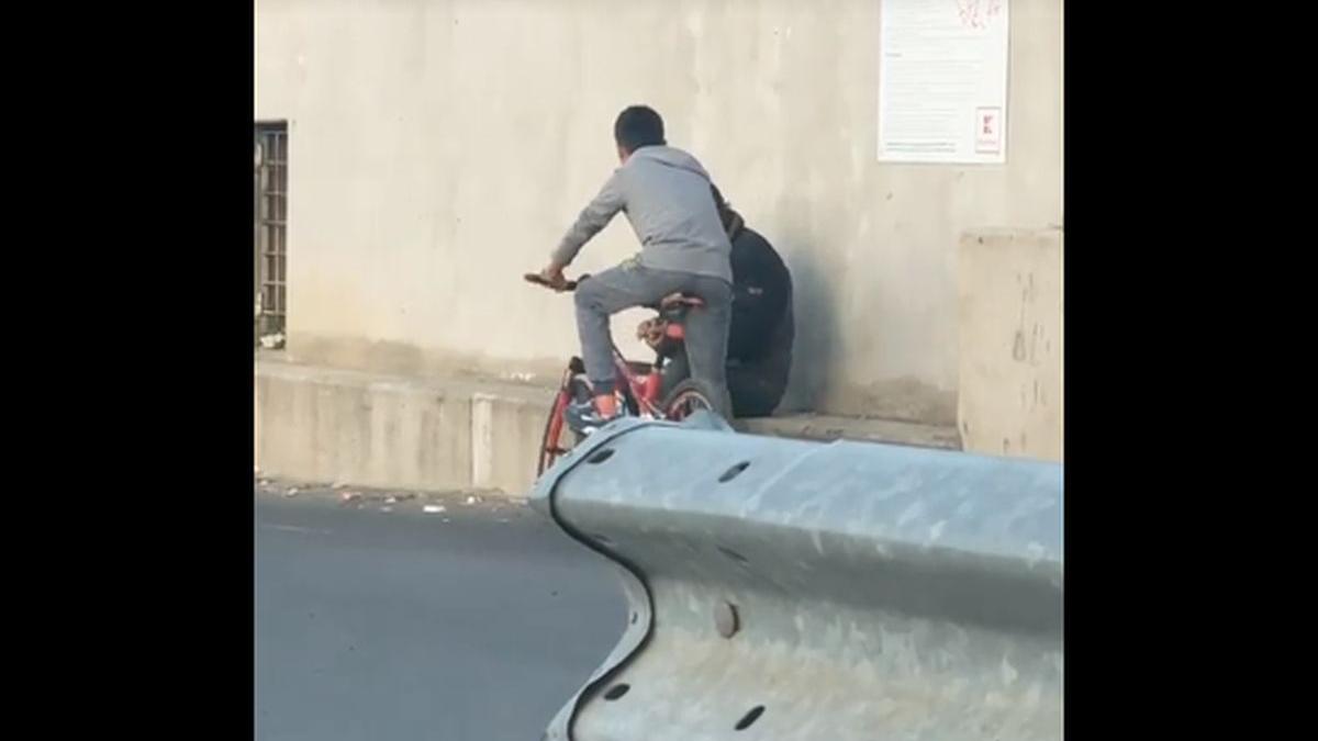 scene revoltatoare surprinse pe o strada din tulcea un minor a lovit cu pumnul un batran si apoi a