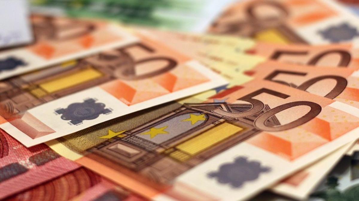 un roman a fost prins in germania cu doua genti in care se aflau 350 000 de euro