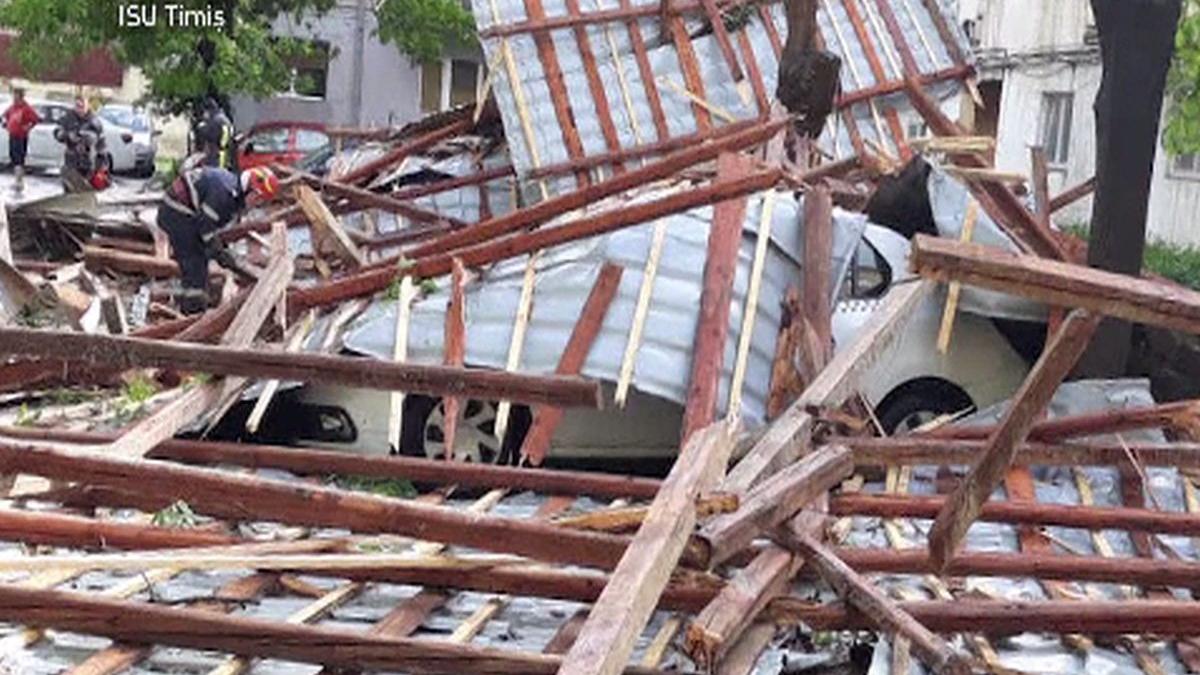 dezastru dupa o ploaie cu grindina in timisoara furtuna a distrus acoperisuri si a doborat copaci