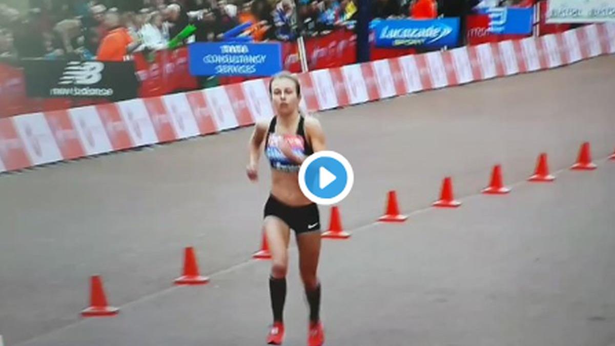 o tanara sportiva se prabuseste inainte de linia de sosire cum a terminat cursa video