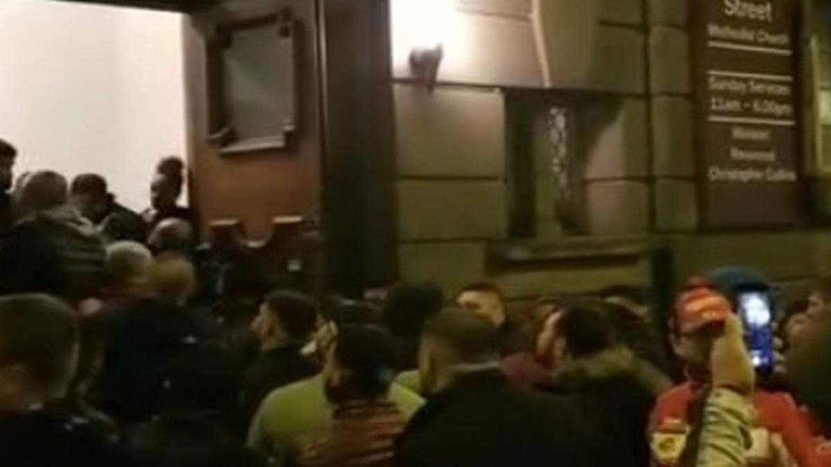 video viral incaierare intre romani in fata unei biserici din anglia in noaptea de inviere de ce