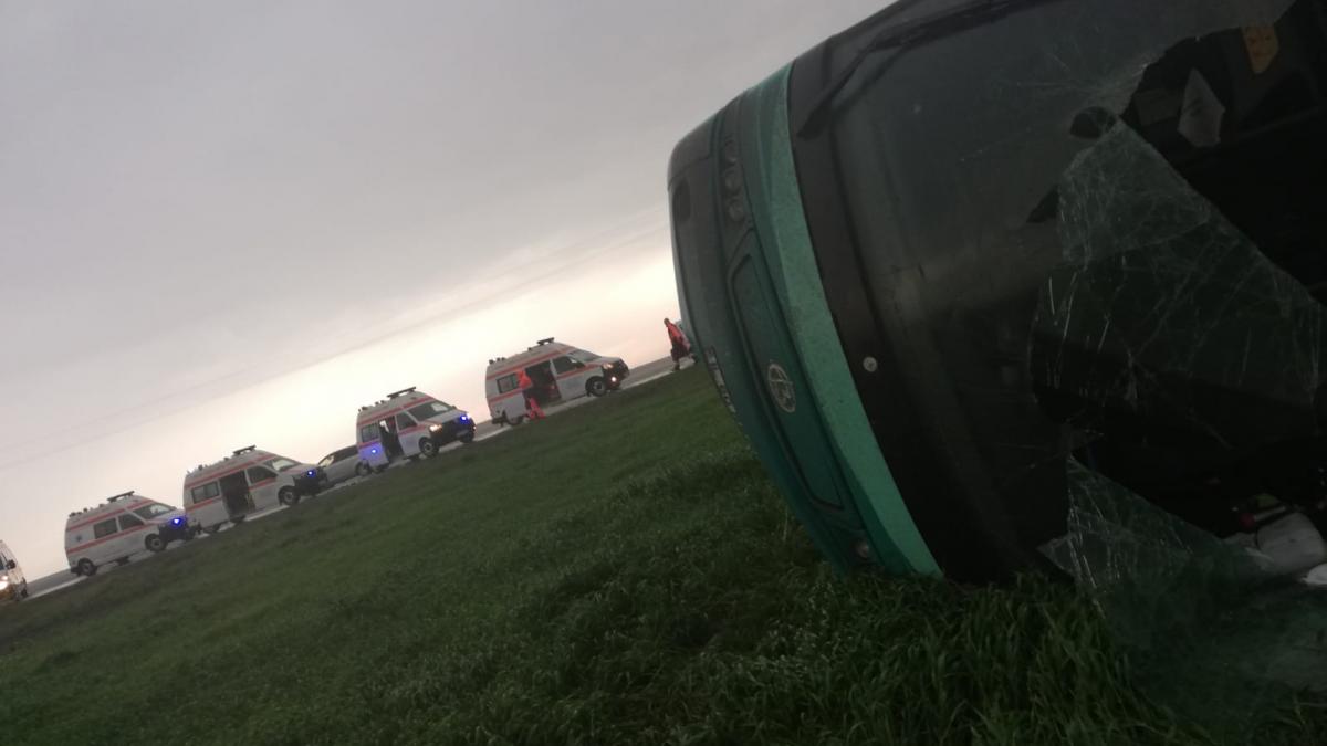 autocar rasturnat pe camp din cauza tornadei in calarasi a fost activat planul rosu de interventie