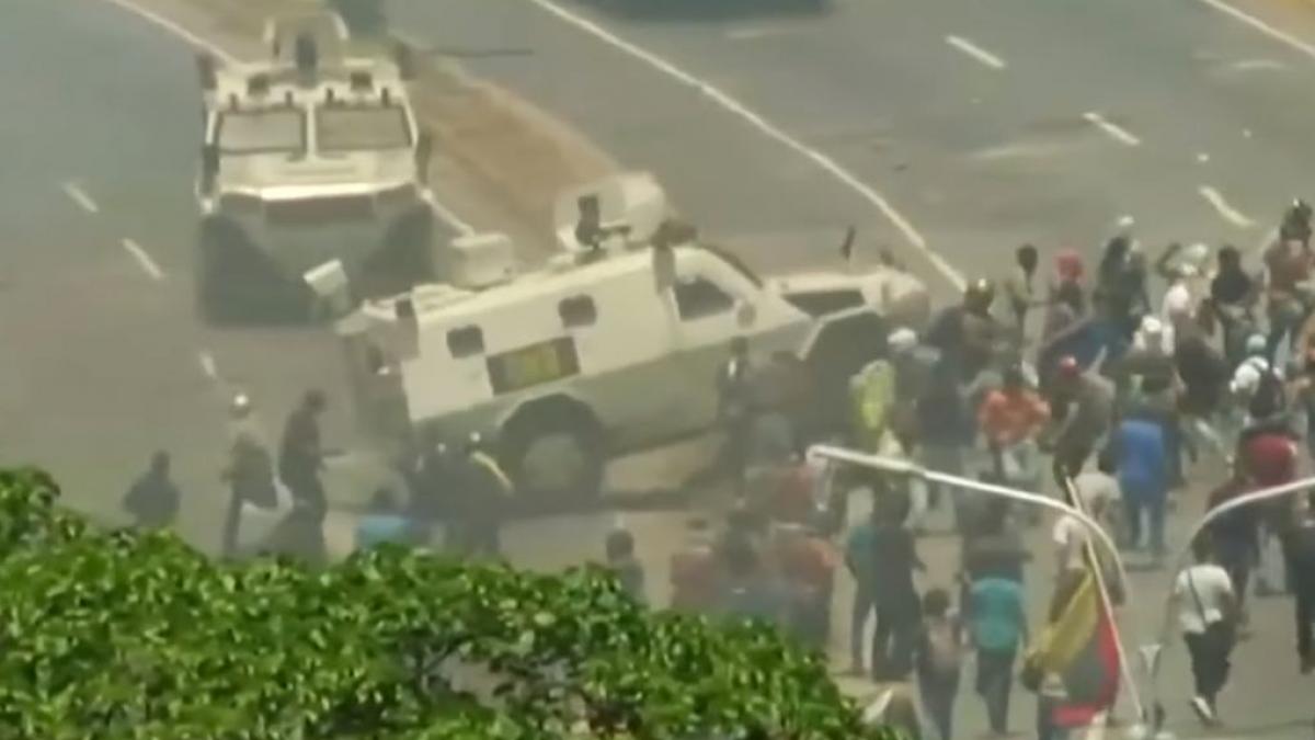 fostul lider al opozitiei din venezuela a fost eliberat de manifestanti si s a refugiat in ambasada