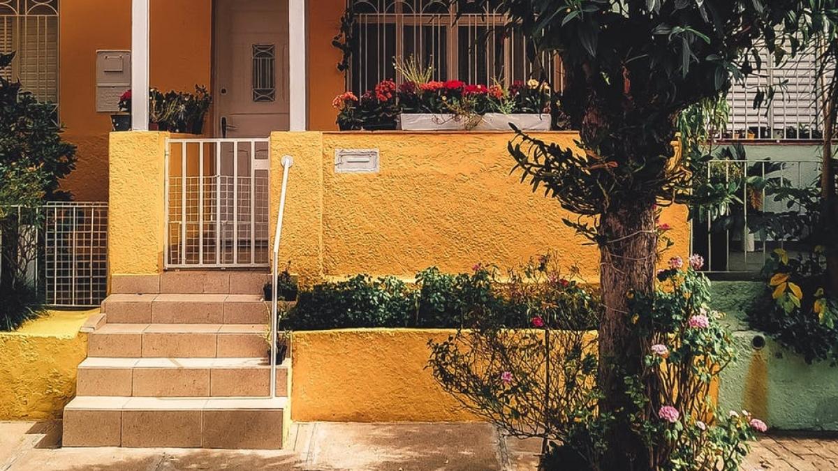 incepuse sa ploua afara si se grabea sa ajunga cat mai repede acasa pe drum a auzit un sunet ciudat