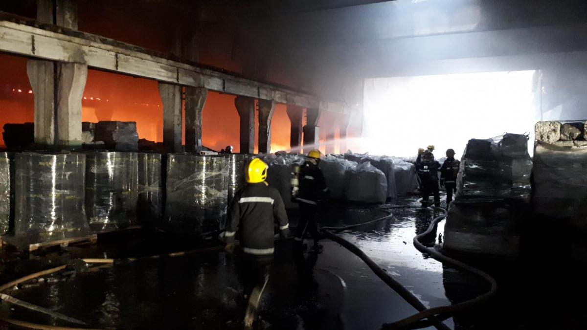incendiu de proportii la o hala din dambovita autoritatile au avertizat populatia prin sistemul ro