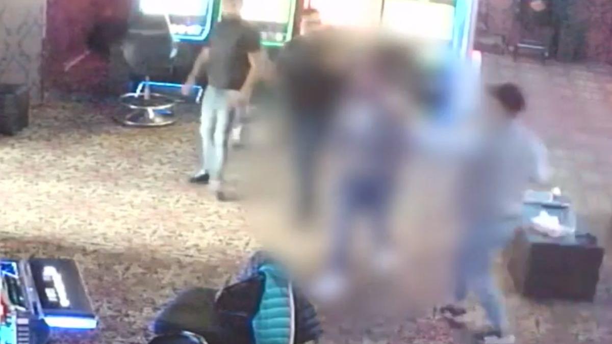 bataie intre clanuri din cauza datoriilor un barbat a fost taiat pe fata de un rival video socant