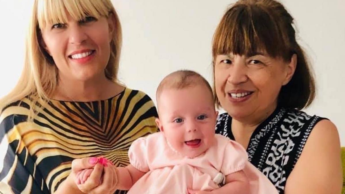 elena udrea primul paste alaturi de fetita ei am urmarit slujba de inviere la tv si am ciocnit oua