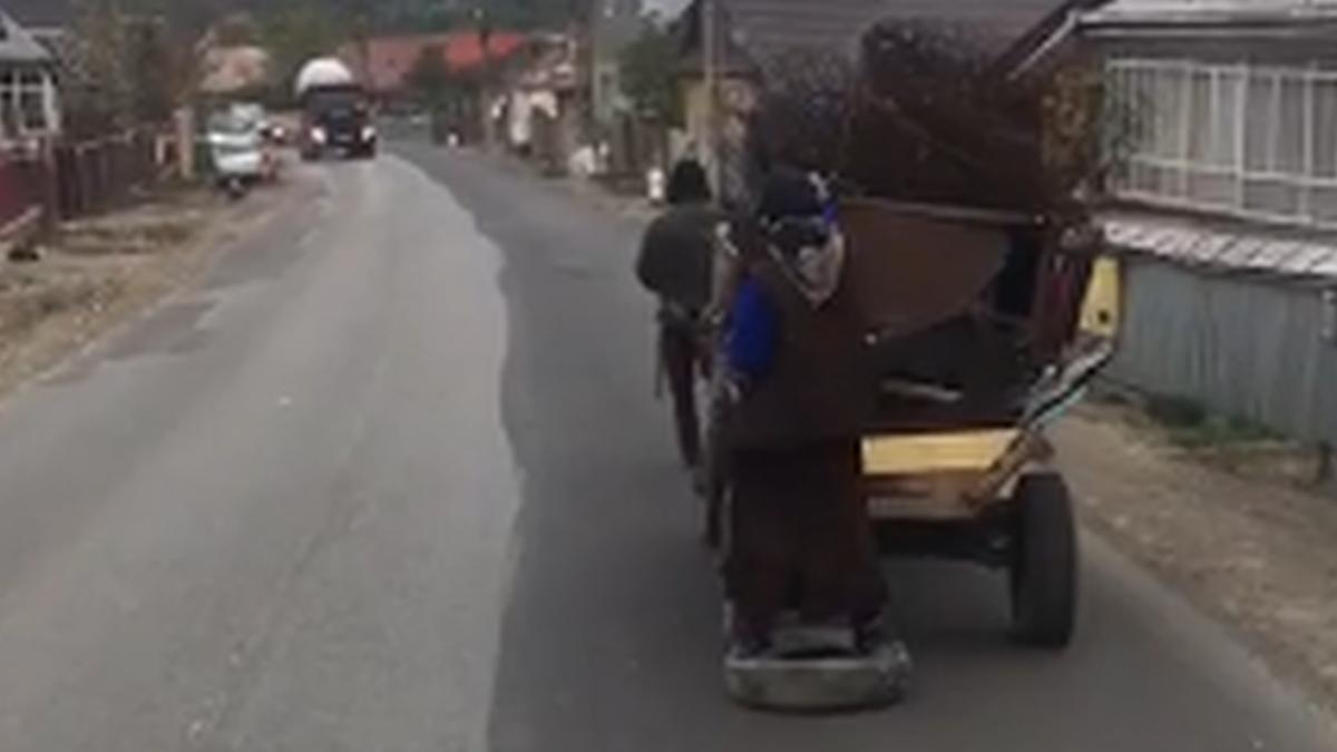 o femeie din suceava este folosita pe post de frana la o caruta video socant