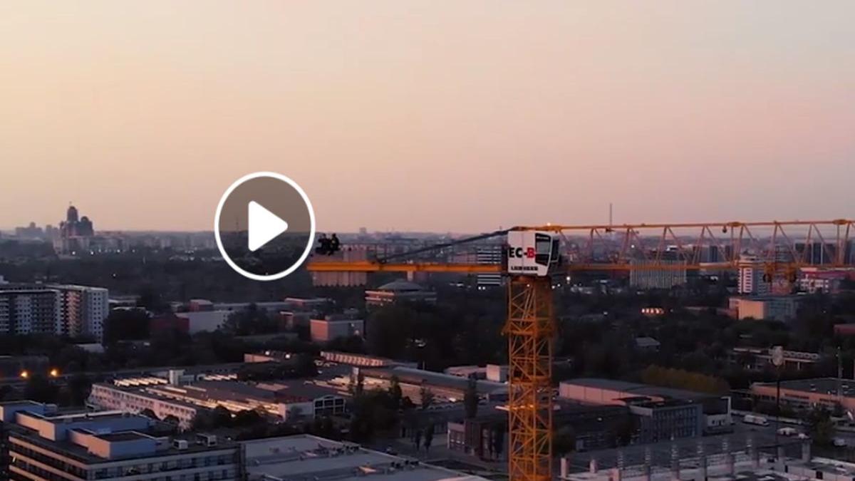 teribilism fara margini pentru doi tineri din capitala unde s au urcat pentru a ciocni ouale de