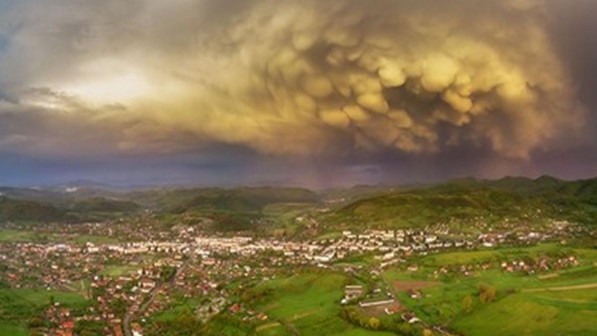 fenomen meteo uimitor in romania nebunia din seara asta deasupra orasului