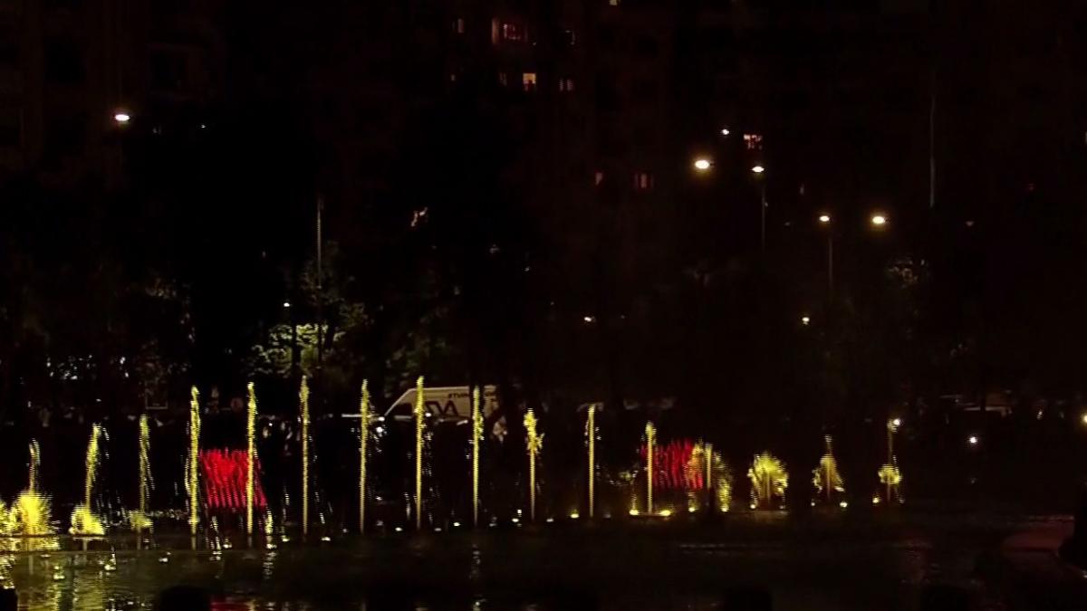 simfonia apei spectacol de lumini in piata unirii din capitala mii de bucuresteni au iesit sa