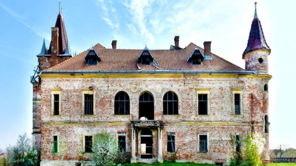 Un castel din Maramureș a fost scos la vânzare. Prețul de