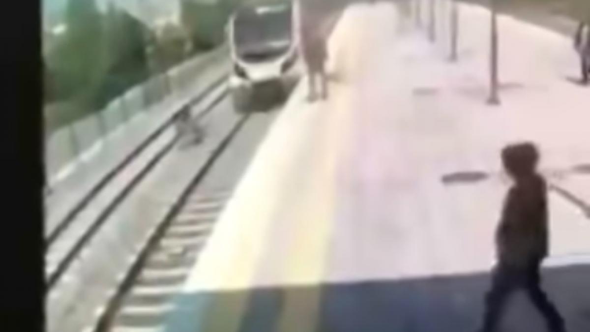 gest eroic si riscant facut de un tanar pentru a salva o adolescenta care voia sa se sinucida video