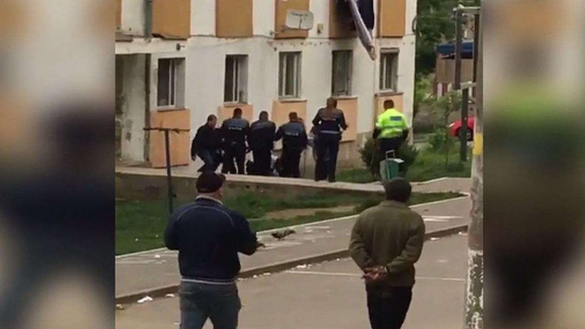 imagini violente surprinse pe strazile din hunedoara mai multi politisti batuti cu bate si topoare