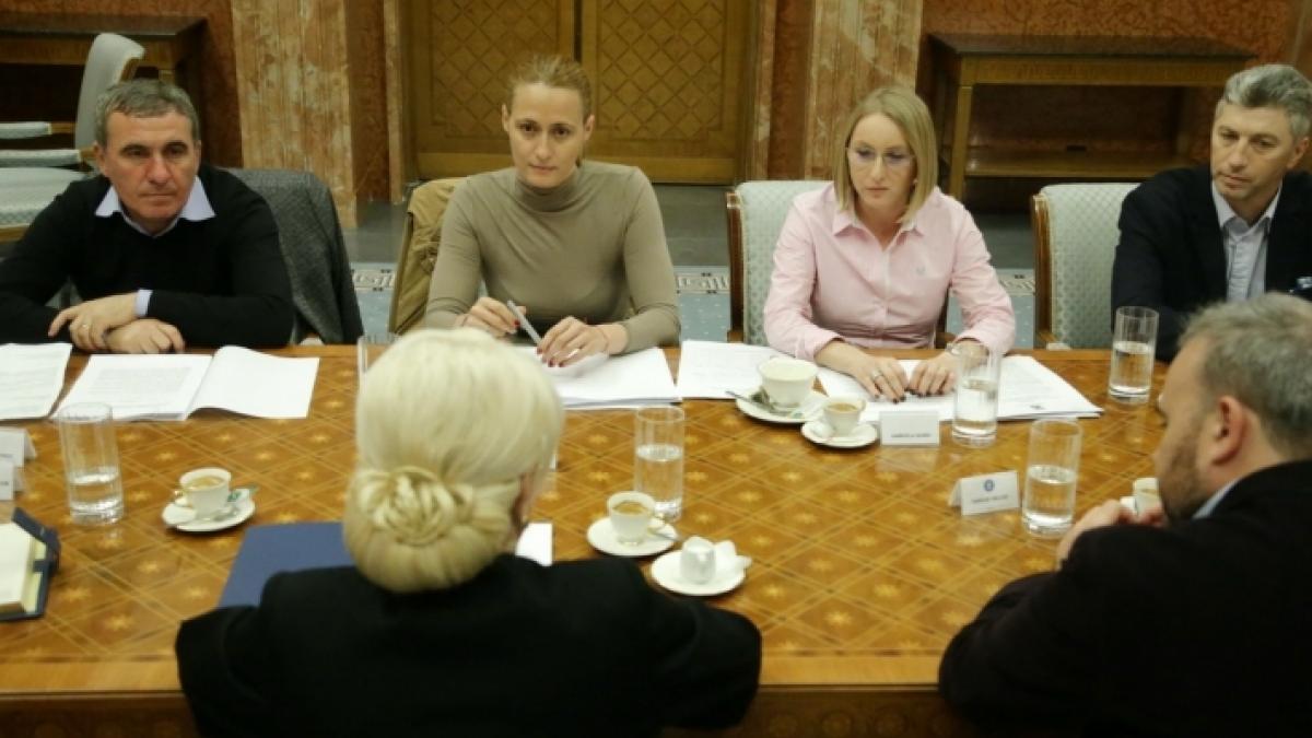 gheorghe hagi prezent alaturi de premierul viorica dancila la prima reuniune a programului investim