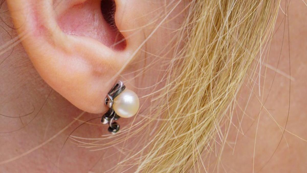 i a cumparat fetitei sale o pereche de cercei si i a purtat timp de doua saptamani este groaznic ce