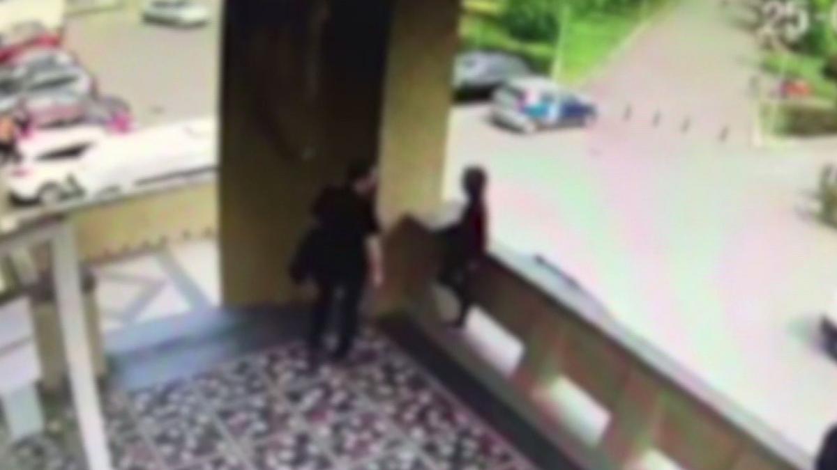 primele imagini cu pedofilul din baia mare care a agresat sexual doi minori pe treptele unui bazin