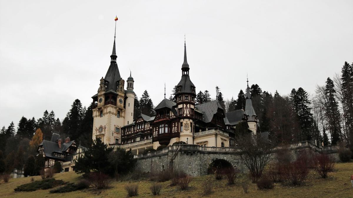 tub de sticla misterios pus la fundatia castelului peles ce se afla in el