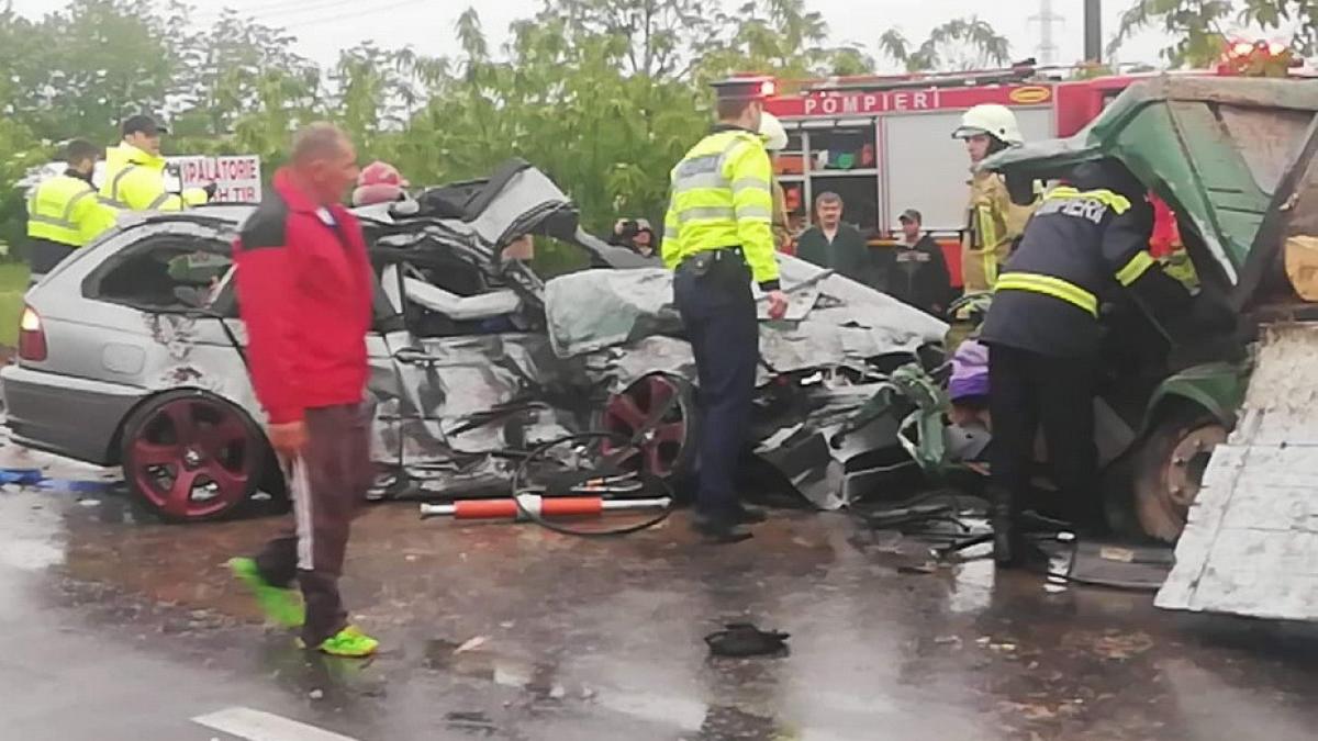 accident teribil in bihor o persoana a murit si alte patru printre care si copii sunt raniti