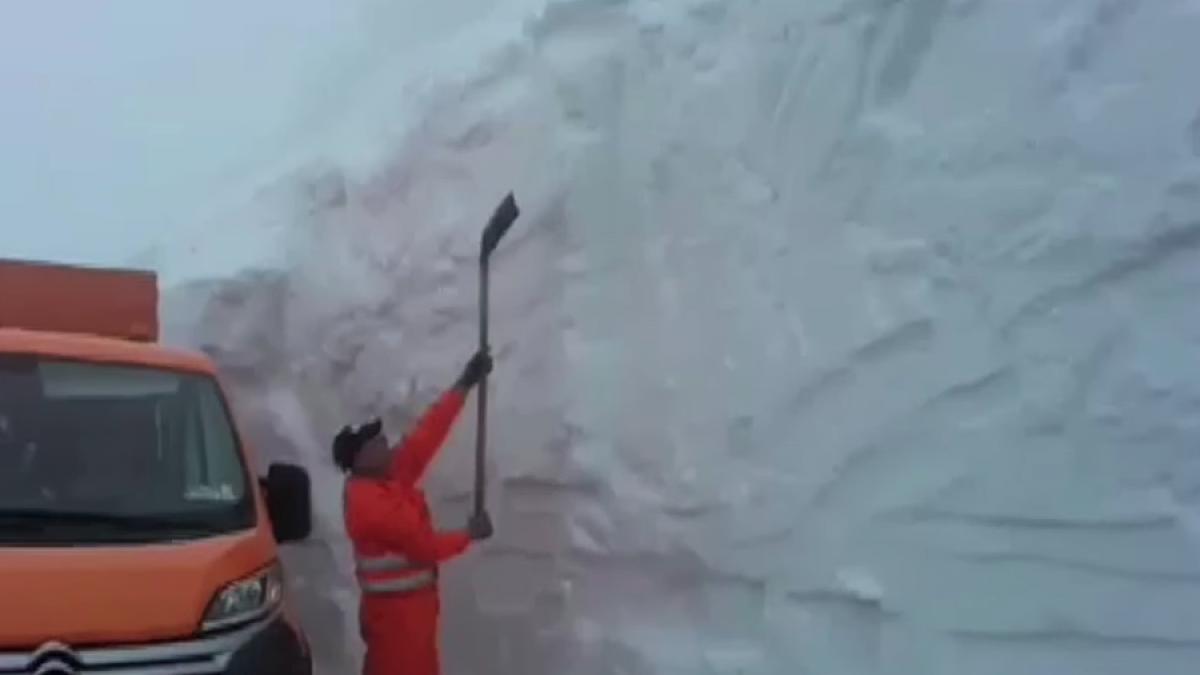 imagini de cosmar in luna mai zapada de doi metri pe transalpina
