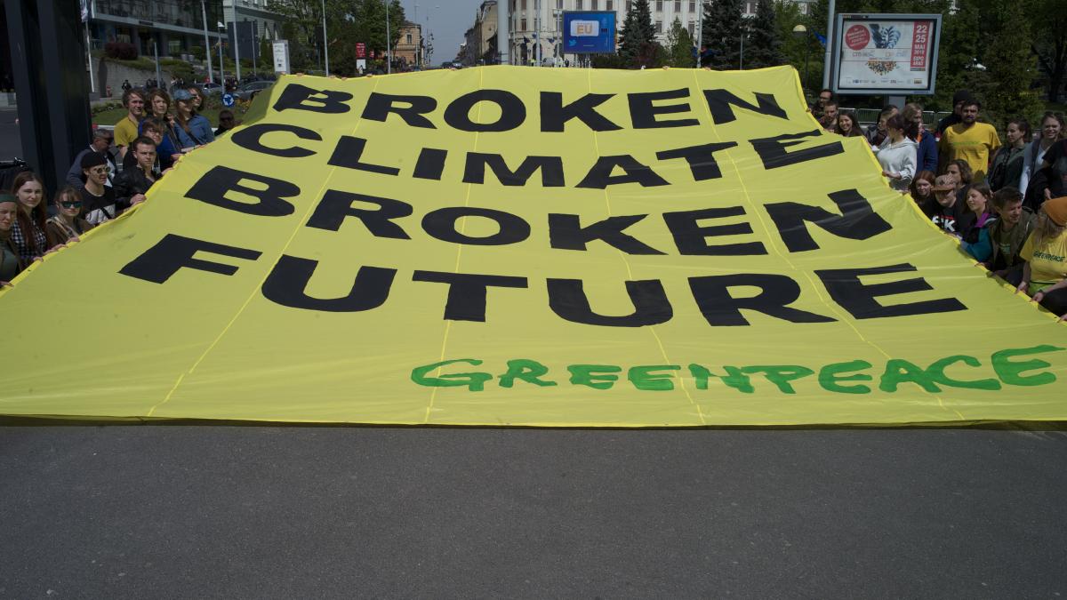 protest la summitul de la sibiu aproape o suta de oameni in strada