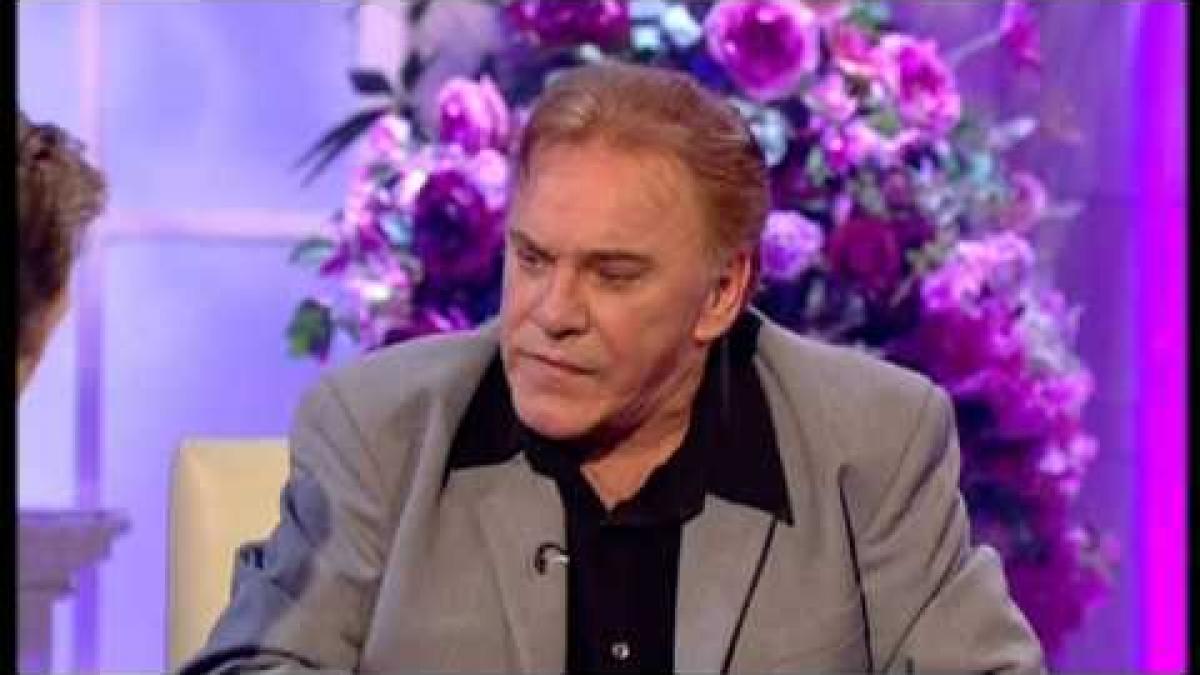 doliu in lumea filmului actorul freddie starr gasit mort in casa lui din spania